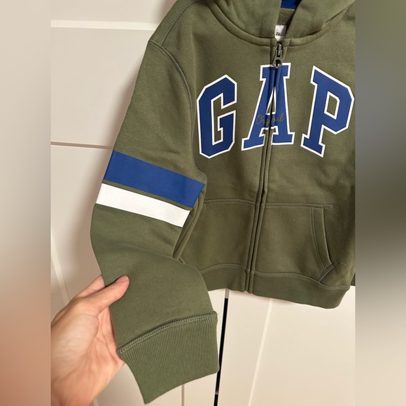 Gap - Picture 4 of 5